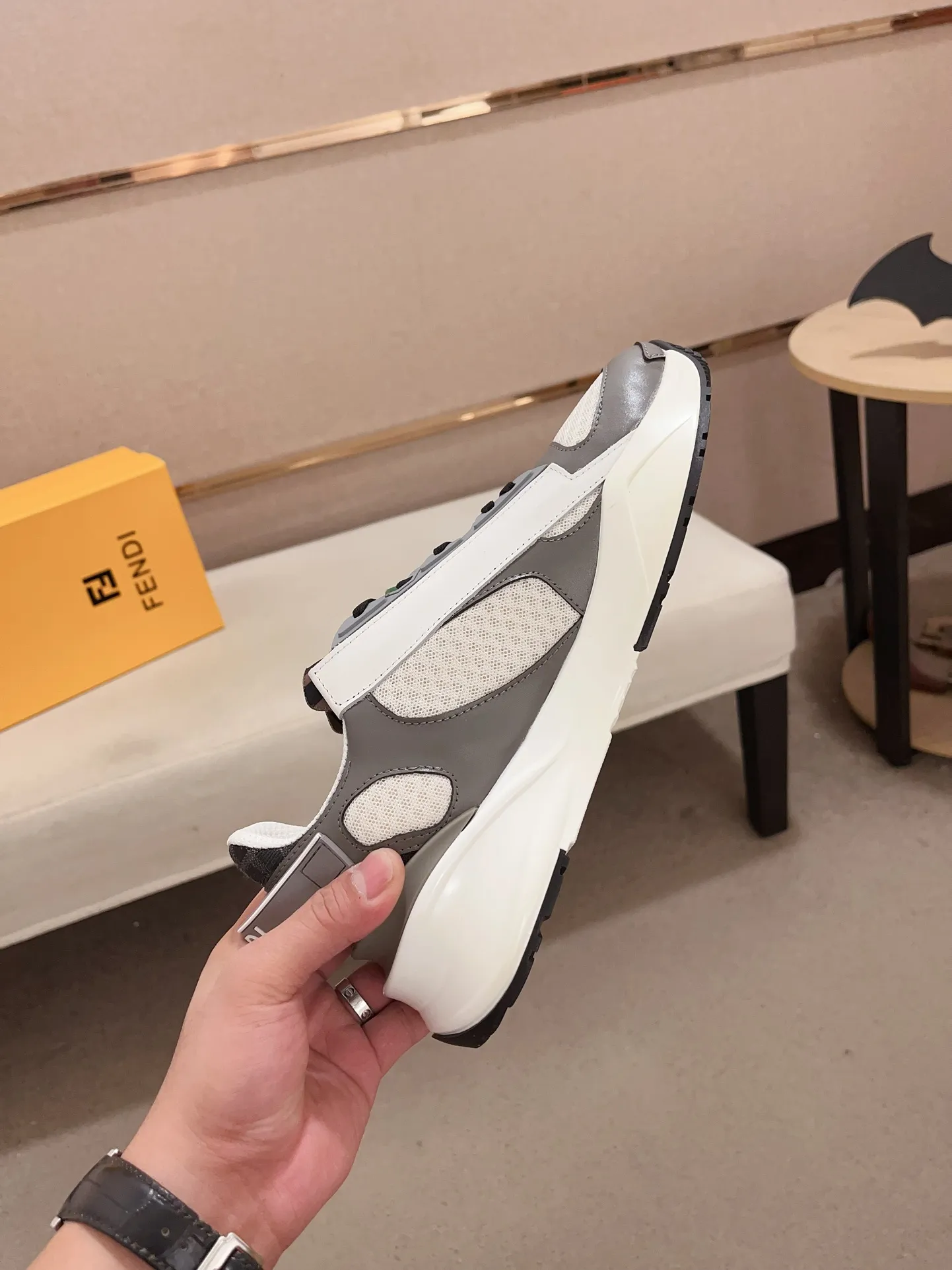 Men's shoes💰: 540💰(Higher version) [Fendi] Fendi's latest casual shoes for men! Available at counters simultaneously! A one-to-one replica of the original. Made entirely of imported top-grain calfskin, the interior is made of top-grain water-dyed cowhide, and the original factory-supplied rubber outsole. Leading new fashion concepts. Matching code: 38-44. 45 can be customized and non-returnable!